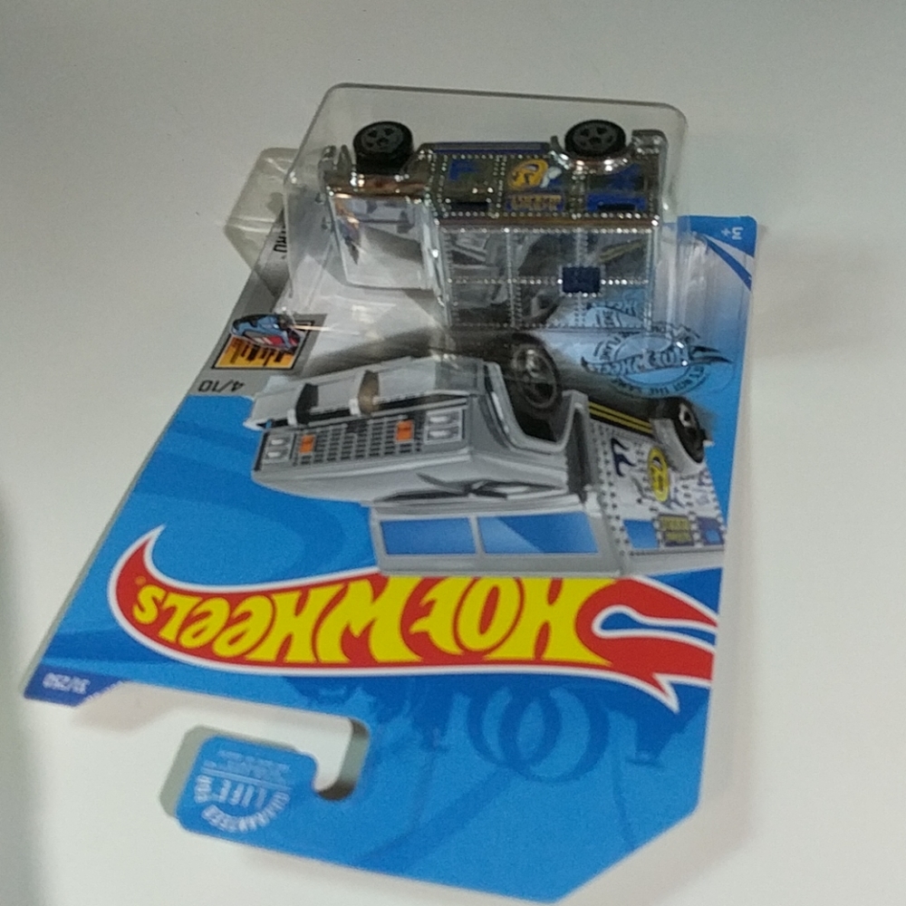 Hot Wheels HW Armored Truck - Picture 4 of 8